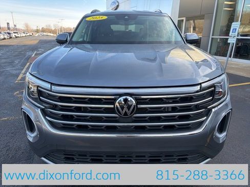 Used 2025 Volkswagen Atlas SE image 2