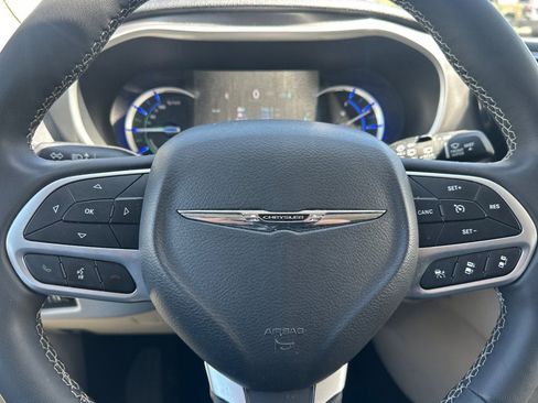 Used 2023 Chrysler Pacifica Touring-L FWD image 24
