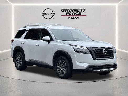 Certified 2025 Nissan Pathfinder SL w/ Black Appearance Package FWD image 28