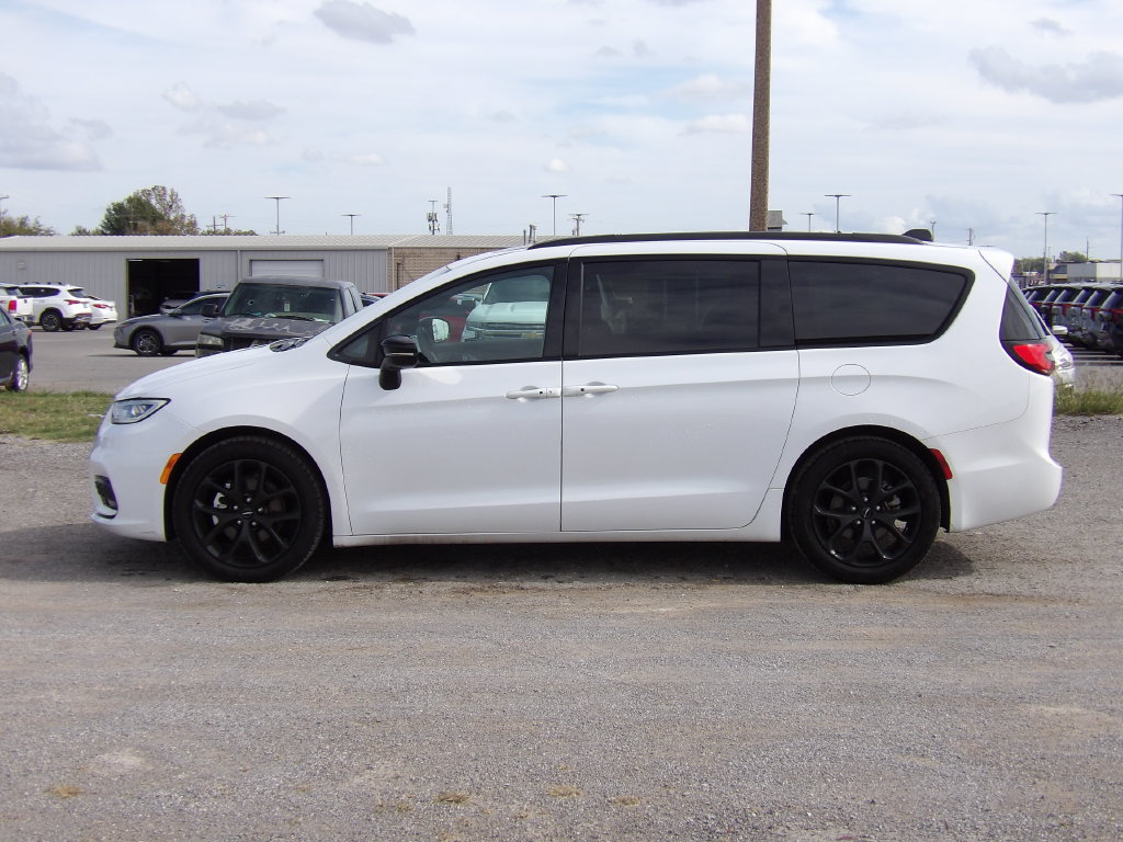 Used 2025 Chrysler Pacifica Limited FWD image 1