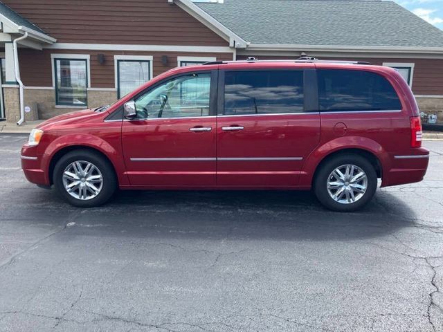 Used 2009 Chrysler Town & Country Limited w/ Entertainment Group #3 FWD image 7