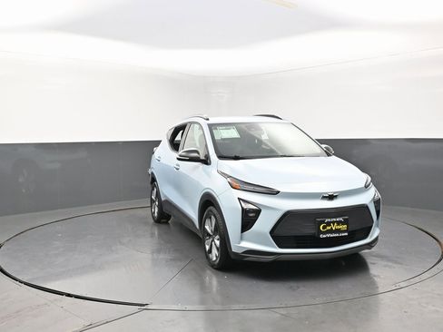 Used 2022 Chevrolet Bolt EUV LT w/ Convenience Package image 3