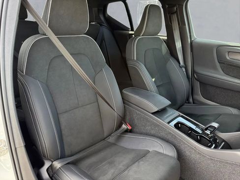 Used 2023 Volvo XC40 Recharge Plus image 23