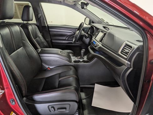 Used 2019 Toyota Highlander SE AWD/4WD image 19