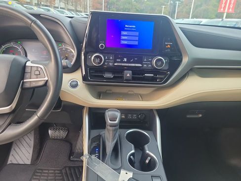 Certified 2023 Toyota Highlander XLE image 26