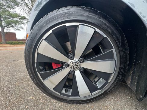 Used 2012 Volkswagen Beetle 2.0T image 22