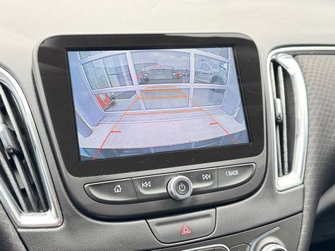 Used 2017 Chevrolet Malibu LT w/ Driver Confidence Package image 4