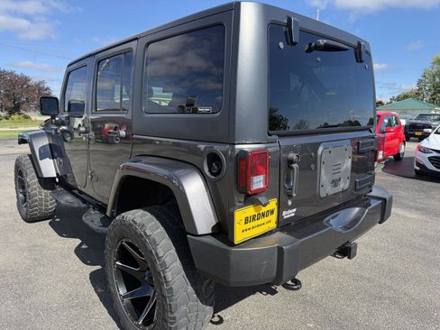 Used 2018 Jeep Wrangler Unlimited Sahara AWD/4WD image 3