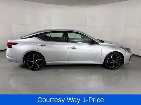 Used 2024 Nissan Altima 2.5 SR FWD image 12