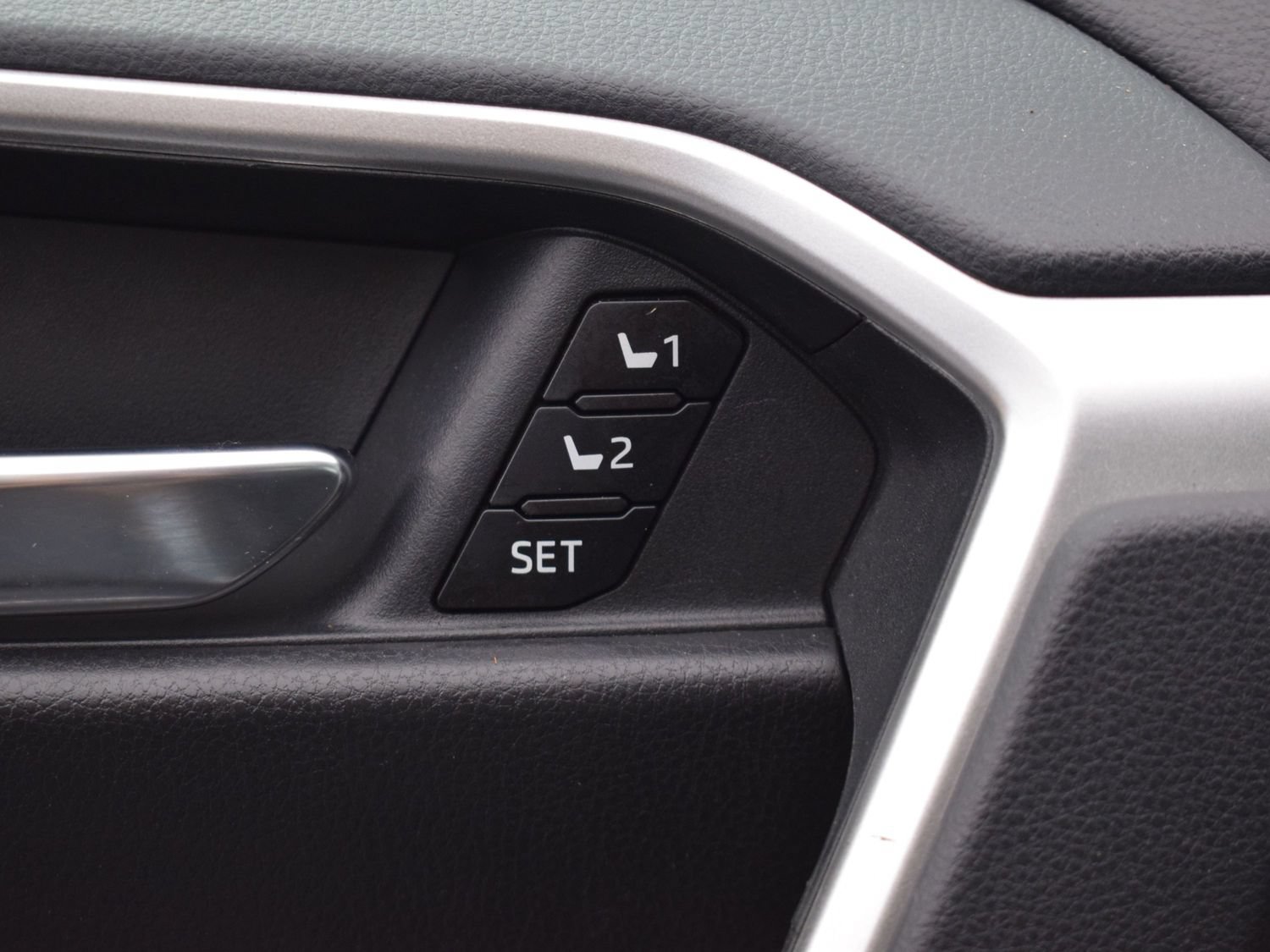 Used 2021 Toyota RAV4 XLE Premium AWD/4WD image 15