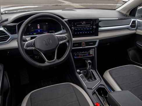 Used 2025 Volkswagen Taos SE image 27