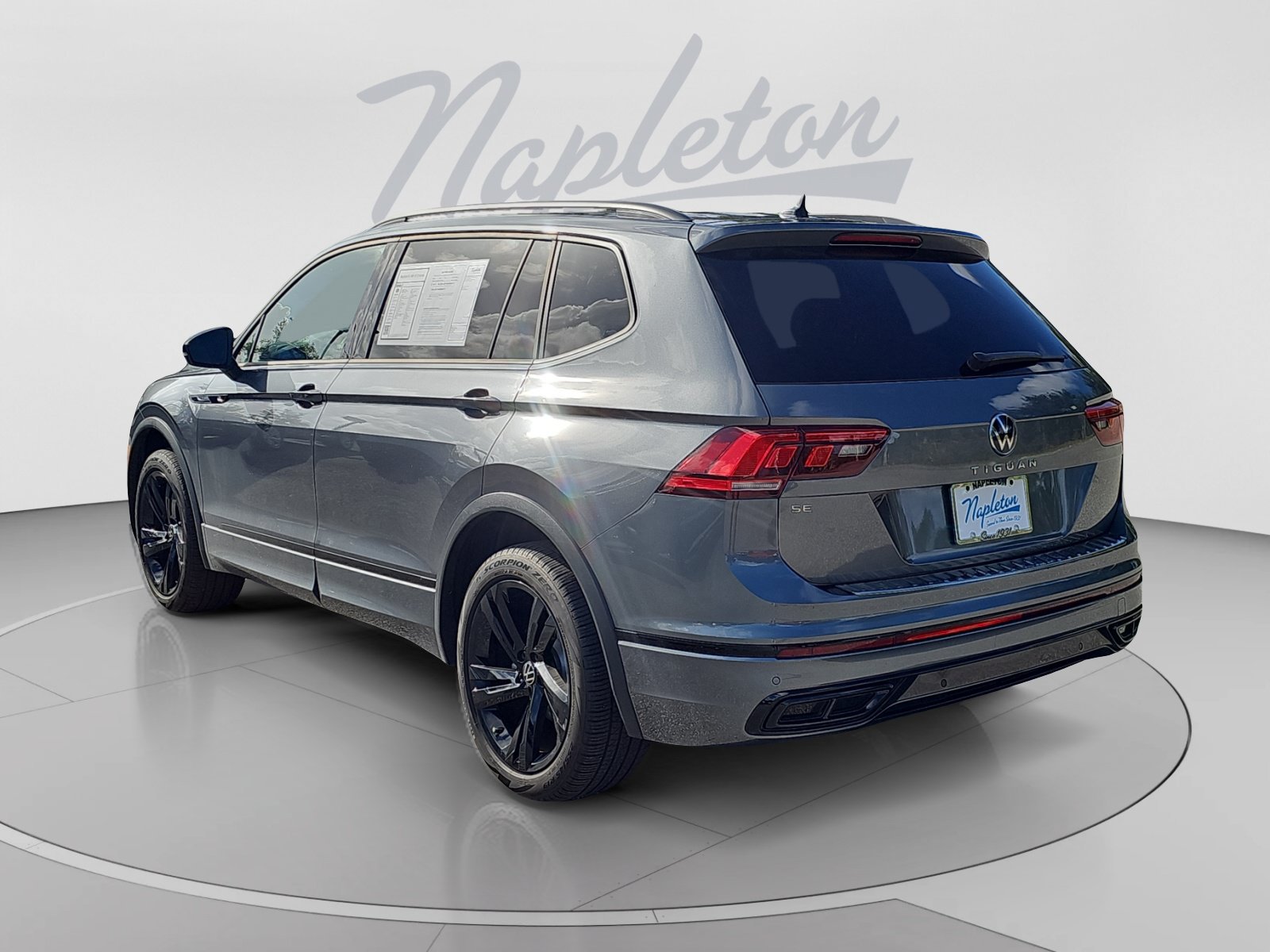 Used 2023 Volkswagen Tiguan SE R-Line FWD image 3