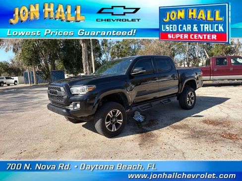 Used 2019 Toyota Tacoma TRD Sport image 2