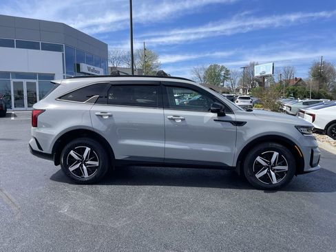 Certified 2022 Kia Sorento EX w/ Panoramic Sunroof Package FWD image 4