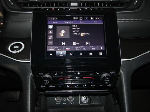 Used 2022 Jeep Grand Cherokee Laredo w/ Luxury Tech Group I image 17