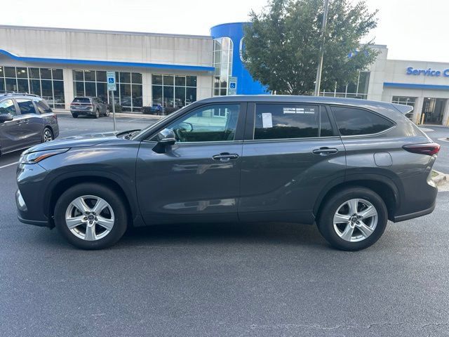 Used 2025 Toyota Highlander LE FWD image 3