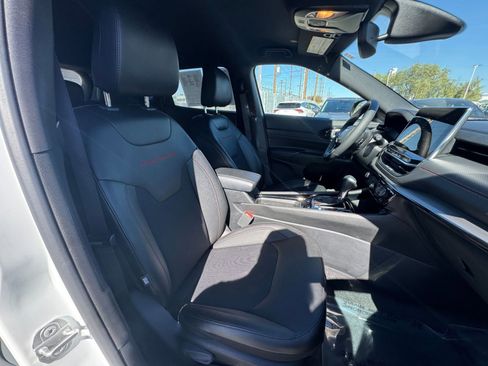 Used 2025 Jeep Compass Trailhawk image 34