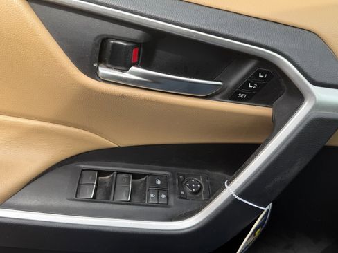 Used 2022 Toyota RAV4 XLE Premium image 13