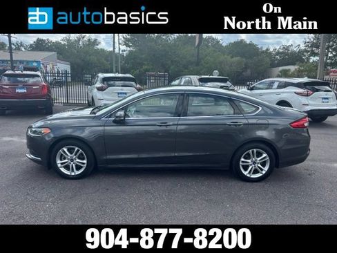 Used 2018 Ford Fusion SE w/ Fusion SE Technology Package FWD image 2