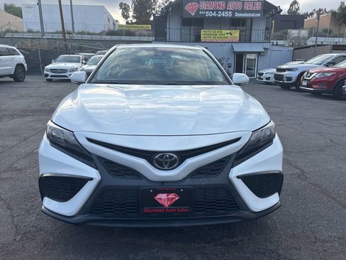 Used 2022 Toyota Camry SE FWD image 3