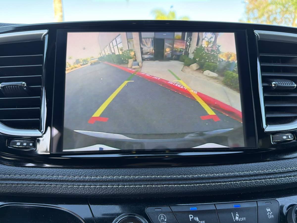 Used 2024 Chrysler Pacifica Touring FWD image 28