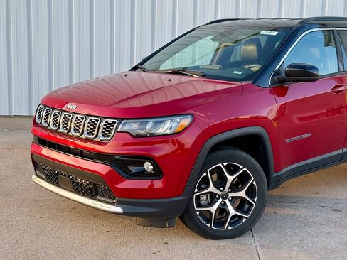 Used 2025 Jeep Compass Limited AWD/4WD image 2