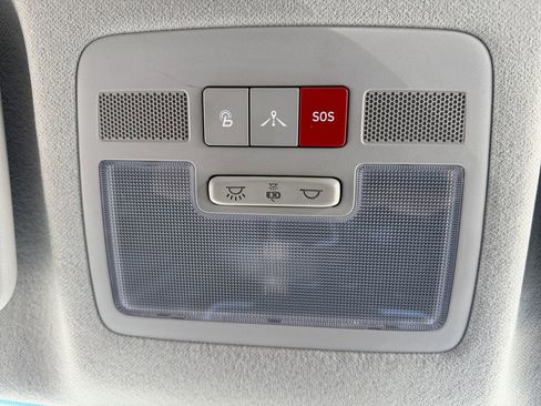 Used 2023 Hyundai Venue Limited image 19