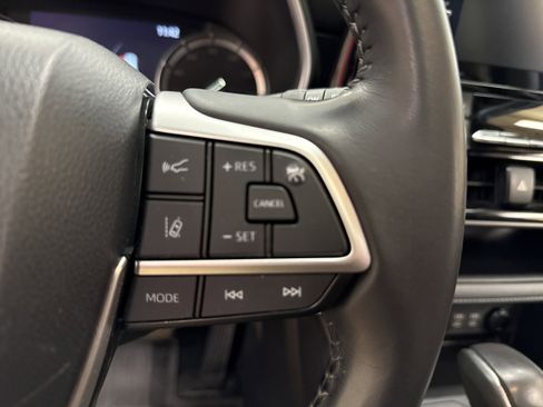 Used 2022 Toyota Highlander XLE image 32