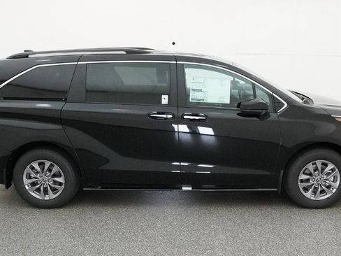 New 2026 Toyota Sienna XLE FWD image 2