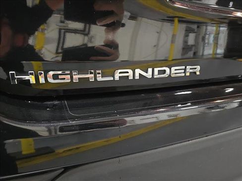 Used 2023 Toyota Highlander XLE AWD/4WD image 12