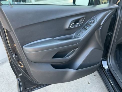 Used 2021 Chevrolet Trax LT FWD image 15