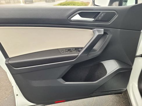 Used 2021 Volkswagen Tiguan SE w/ Panoramic Sunroof Package image 18
