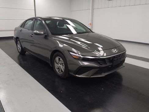 Used 2025 Hyundai Elantra SE FWD image 13