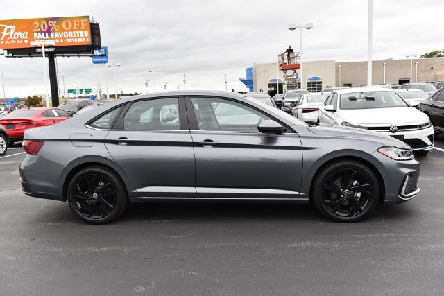 Used 2025 Volkswagen Jetta SE w/ Sunroof Package FWD image 5