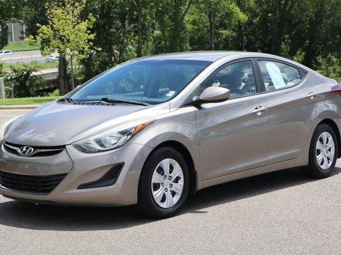 Used 2016 Hyundai Elantra SE FWD image 3