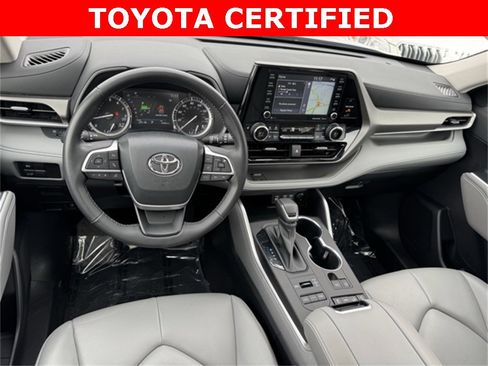 Certified 2022 Toyota Highlander XLE image 11