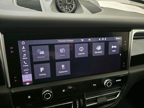 Certified 2024 Porsche Macan image 40