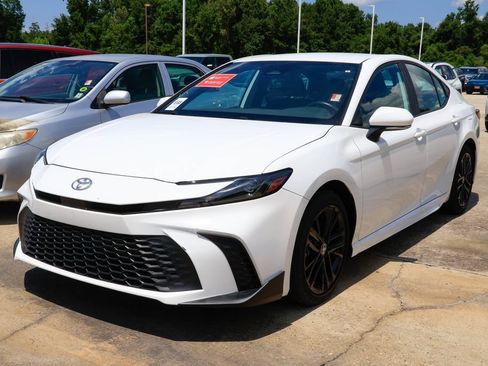 Used 2025 Toyota Camry SE FWD image 1