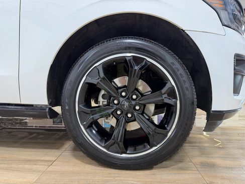 Used 2023 Ford Expedition Limited RWD image 4