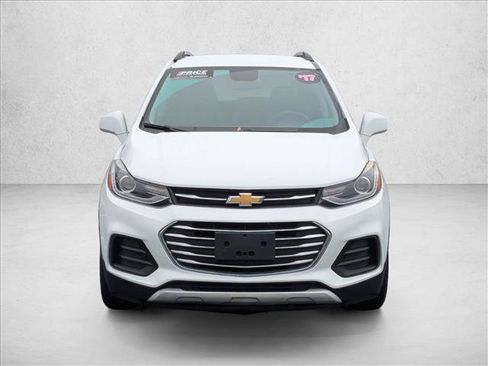 Used 2017 Chevrolet Trax LT w/ LT Convenience Package FWD image 2