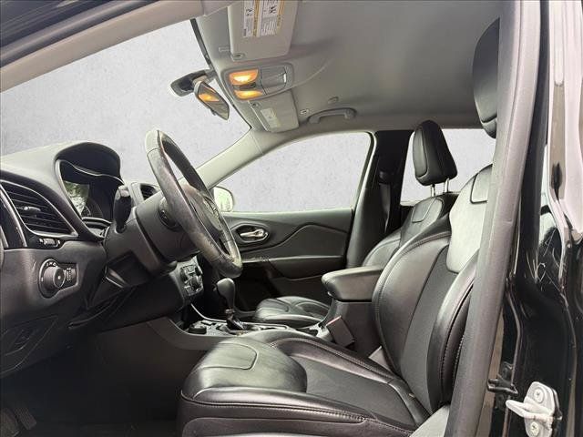 Used 2019 Jeep Cherokee Latitude Plus AWD/4WD image 12