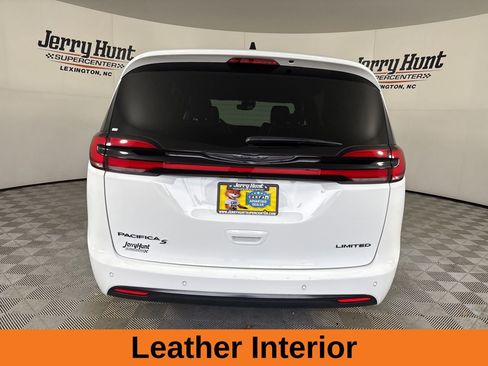 Used 2025 Chrysler Pacifica Limited image 6