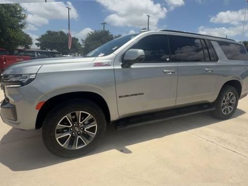 Used 2024 Chevrolet Suburban Z71 w/ Luxury Package AWD/4WD image 4