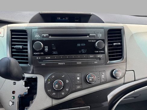 Used 2011 Toyota Sienna LE w/ Towing Pkg FWD image 32