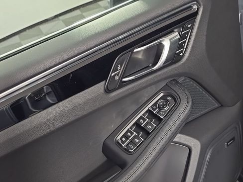 Certified 2026 Porsche Macan AWD/4WD image 16