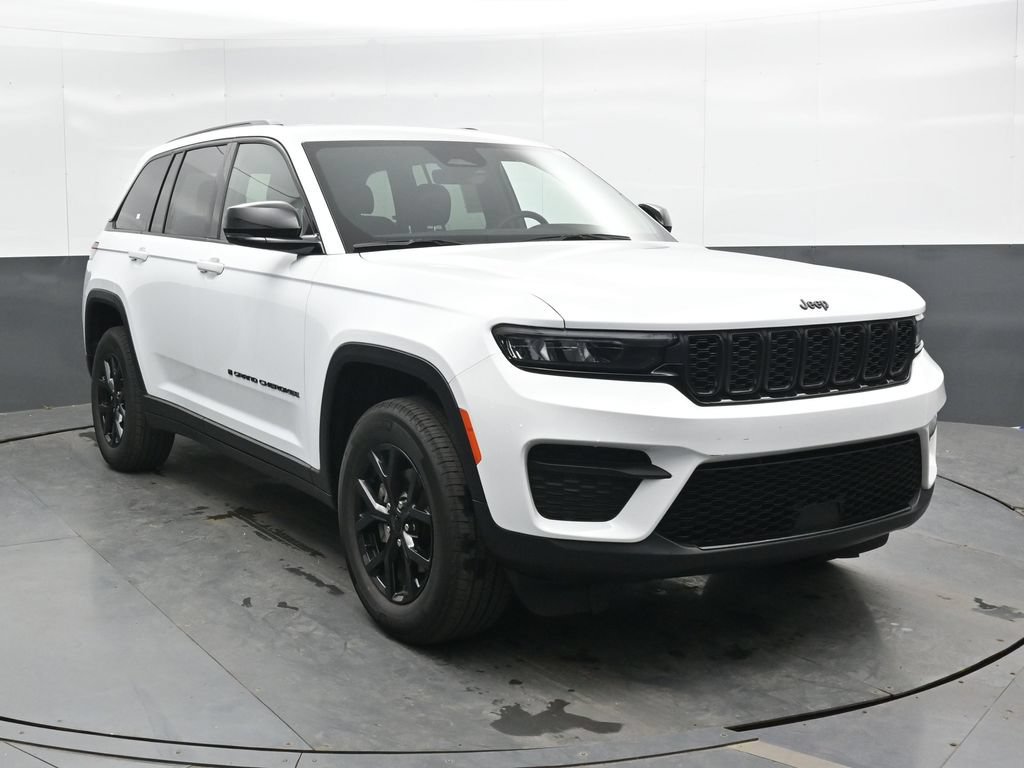 Used 2025 Jeep Grand Cherokee Altitude AWD/4WD image 4