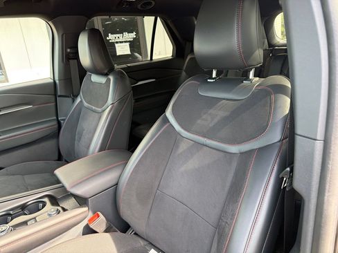 Used 2025 Ford Explorer ST AWD/4WD image 3