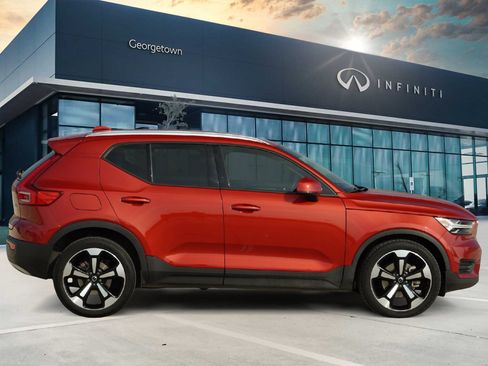 Used 2020 Volvo XC40 T4 Momentum image 4