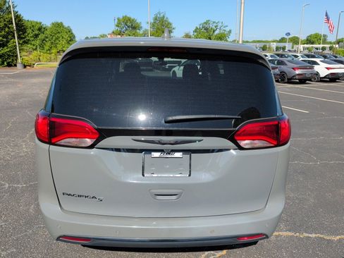 Used 2020 Chrysler Pacifica Touring w/ S Appearance Package FWD image 17