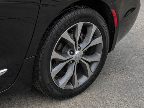 Used 2018 Chrysler Pacifica Limited image 76